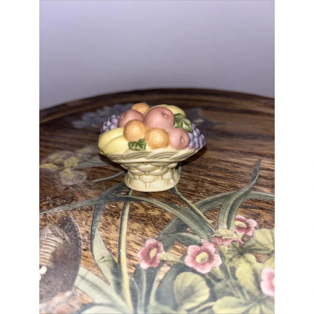 1983 Enesco Treasured Memories‎ A Family Gathering Thanksgiving Fruit Basket
